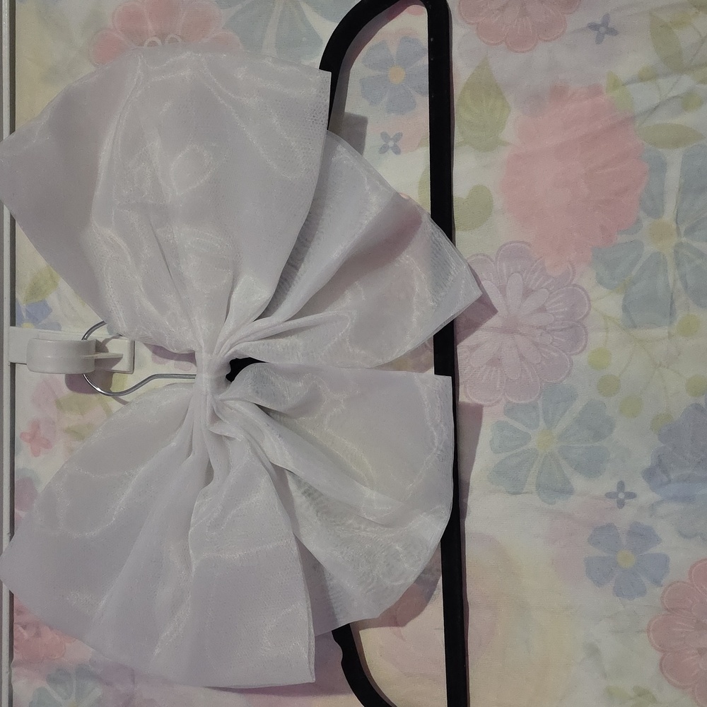Elegant White Bow Dress Accessory